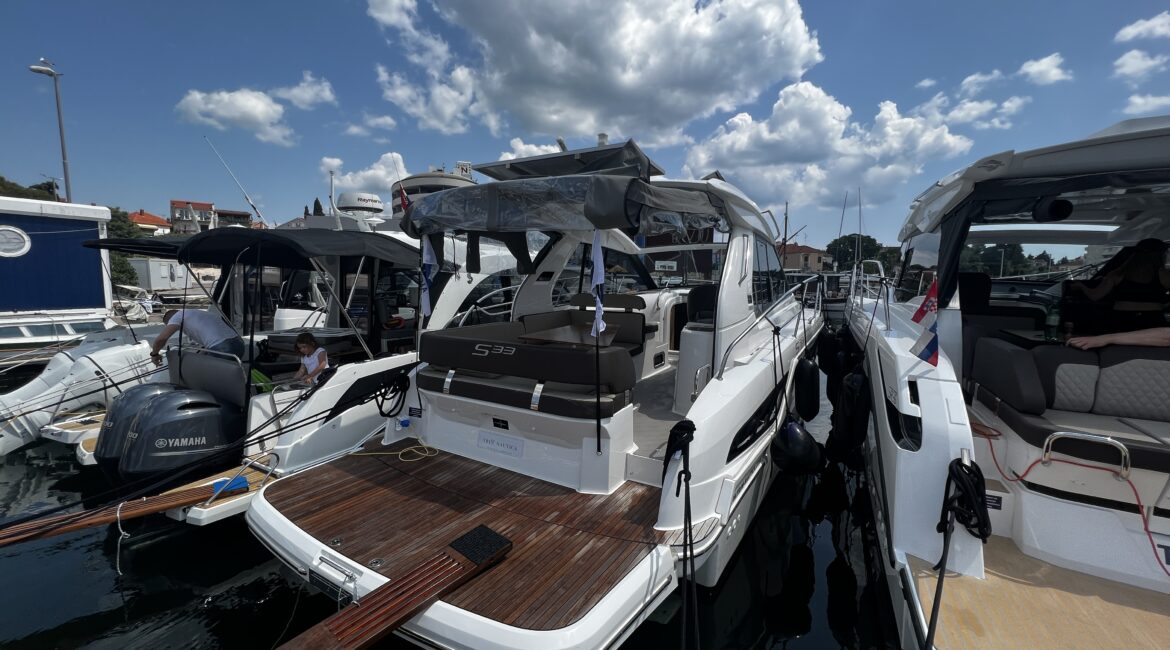 bavaria motorboat s33ht for charter in croatia
