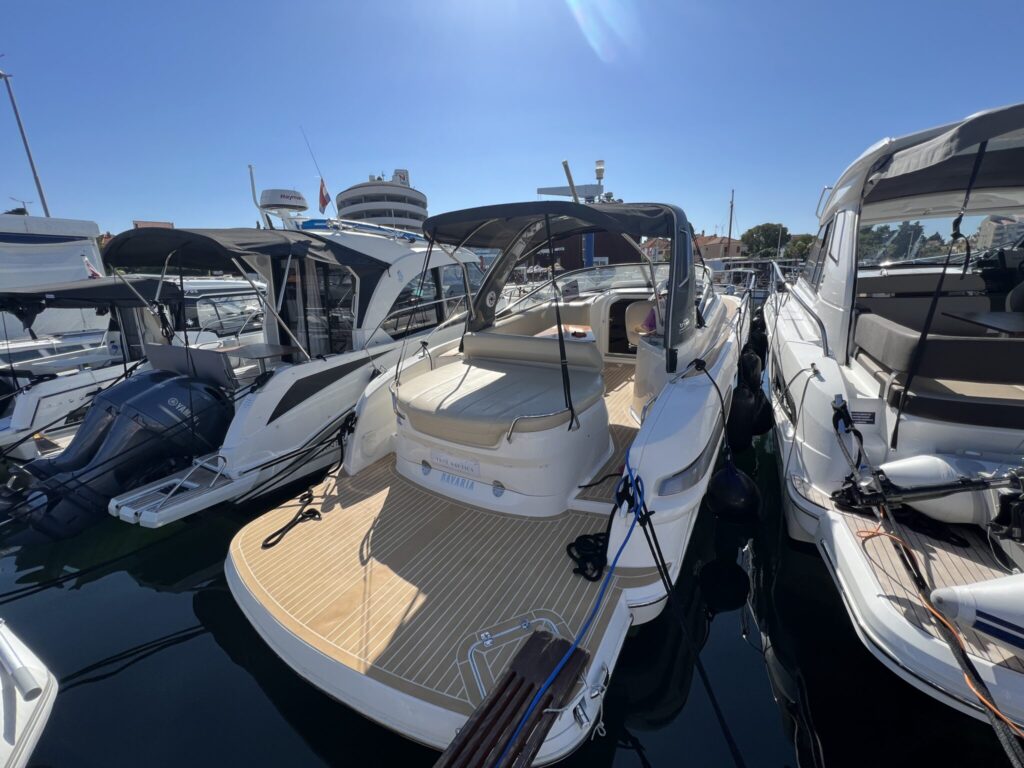 Die neue Motoryacht Bavaria S29 kreuzt durch die Adria, ideal für Yachtcharter ab Biograd