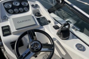 Bavaria S29 HT Roma – premium motorboat with Honda engines, spacious interior and modern design, ideal for cruising and comfort