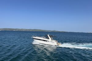 Bavaria S29 – premium motorboat with Volvo engines, spacious interior and modern design, ideal for cruising and comfort