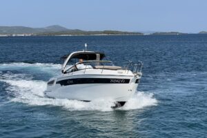 Bavaria S29 HT Palma – premium motorboat with Honda engines, spacious interior and modern design, ideal for cruising and comfort