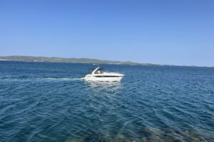 Bavaria S29 HT Roma – premium motorboat with Honda engines, spacious interior and modern design, ideal for cruising and comfort