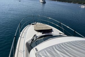 Cockpit of Bavaria 33 HT Palermo – spacious and comfortable helm area with modern controls and seating