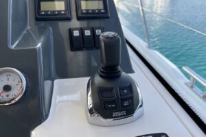 Cockpit of Bavaria 33 HT Palermo – spacious and comfortable helm area with modern controls and seating